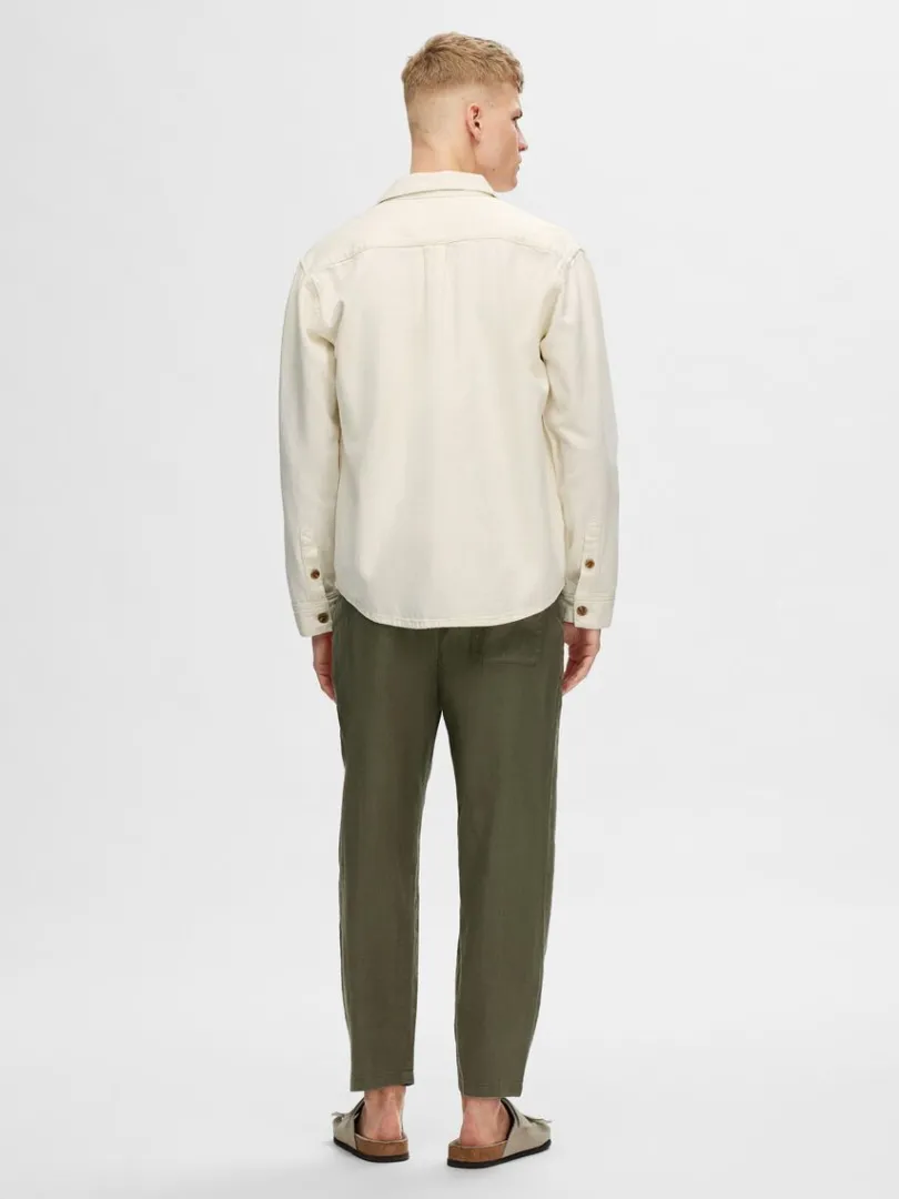 afslappet_pasform_skjorte_1.webp Skjorter>SELECTED AFSLAPPET PASFORM SKJORTE Beige