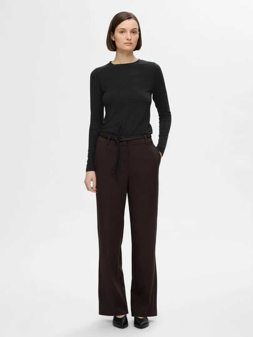 basis_langrmet_tshirt_1.webp T-shirts>SELECTED BASIS- LANGÆRMET T-SHIRT Black