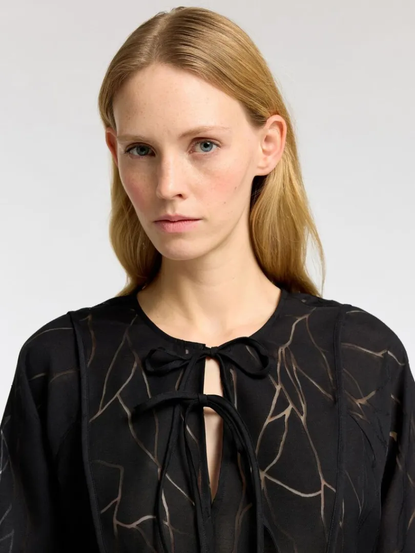bindelukning_foran_langrm_3.webp Toppe Og Bluser>SELECTED BINDELUKNING FORAN LANGÆRMET BLUSE Black