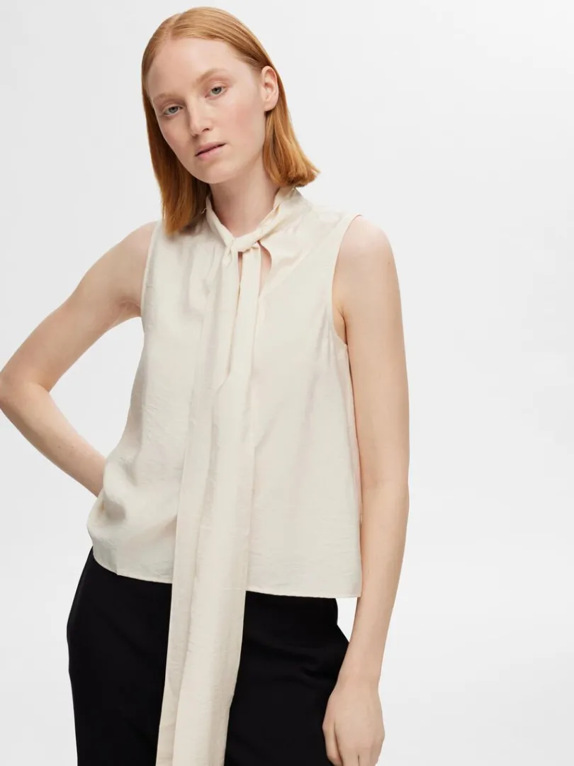 bindelukning_i_hals_top_u_2.webp Toppe Og Bluser>SELECTED BINDELUKNING I HALS TOP UDEN ÆRMER Beige