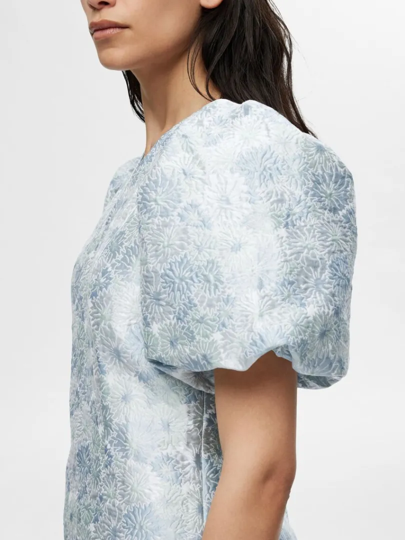 blomstret_jacquard_kort_k_2.webp Kjoler>SELECTED BLOMSTRET JACQUARD KORT KJOLE Blue