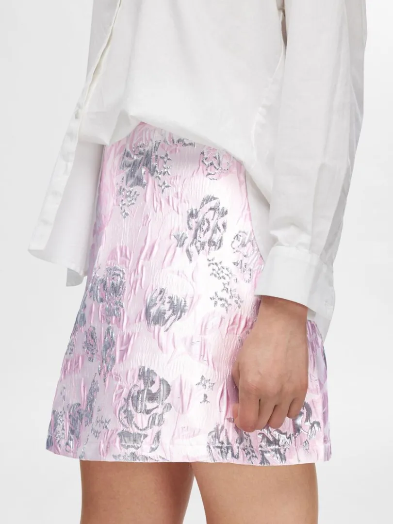 blomstret_jacquard_minine_5.webp Nederdele>SELECTED BLOMSTRET JACQUARD MININEDERDEL Pink