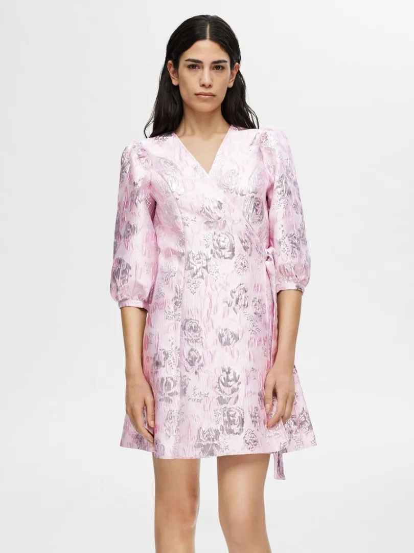 blomstret_jacquard_sl_om__0.webp Kjoler>SELECTED BLOMSTRET JACQUARD SLÅ OM KJOLE Pink