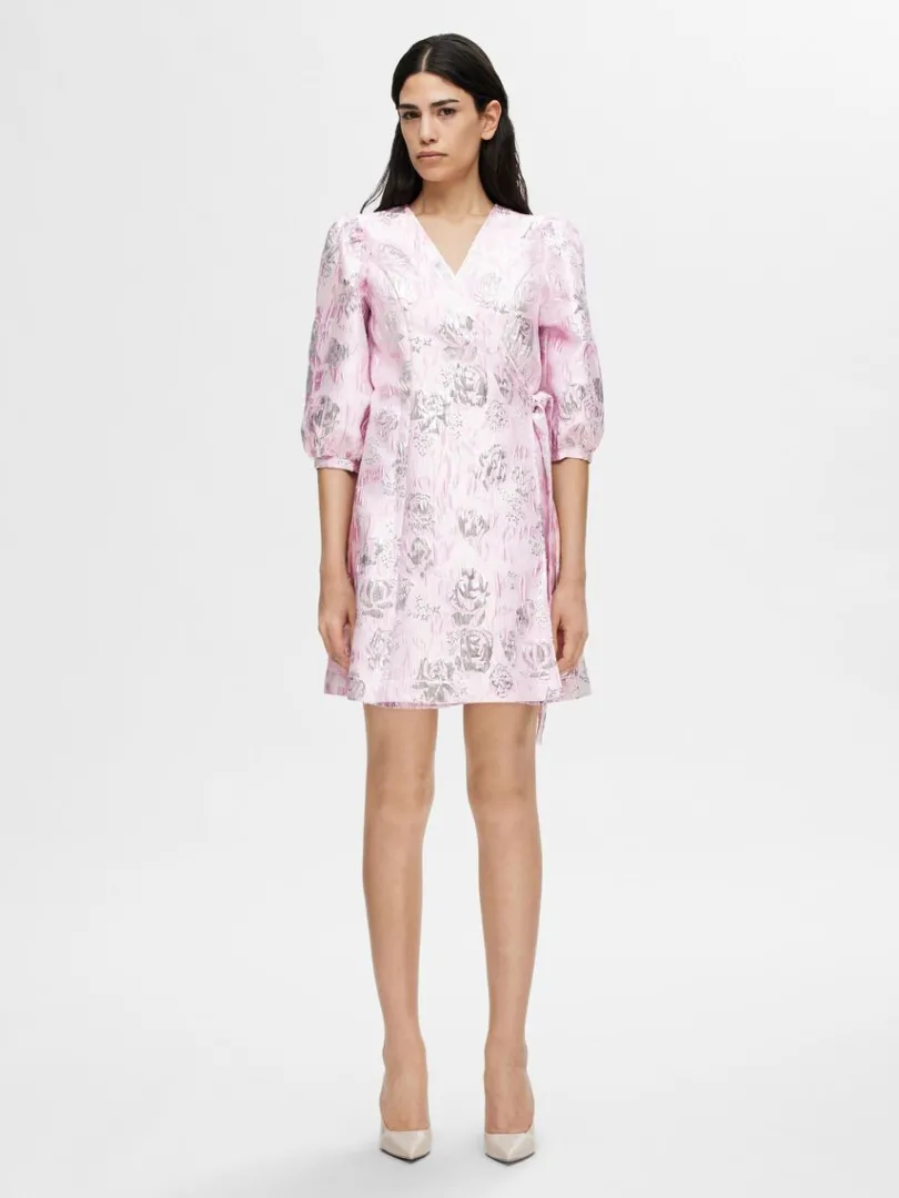 blomstret_jacquard_sl_om__1.webp Kjoler>SELECTED BLOMSTRET JACQUARD SLÅ OM KJOLE Pink