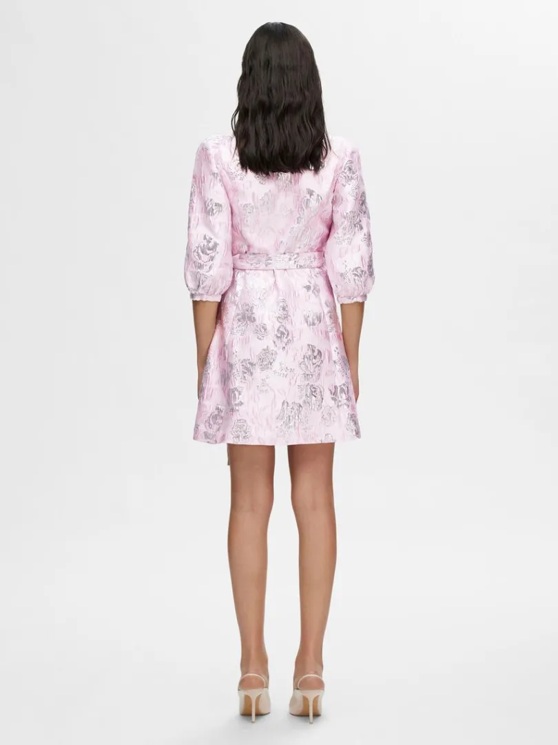 blomstret_jacquard_sl_om__4.webp Kjoler>SELECTED BLOMSTRET JACQUARD SLÅ OM KJOLE Pink