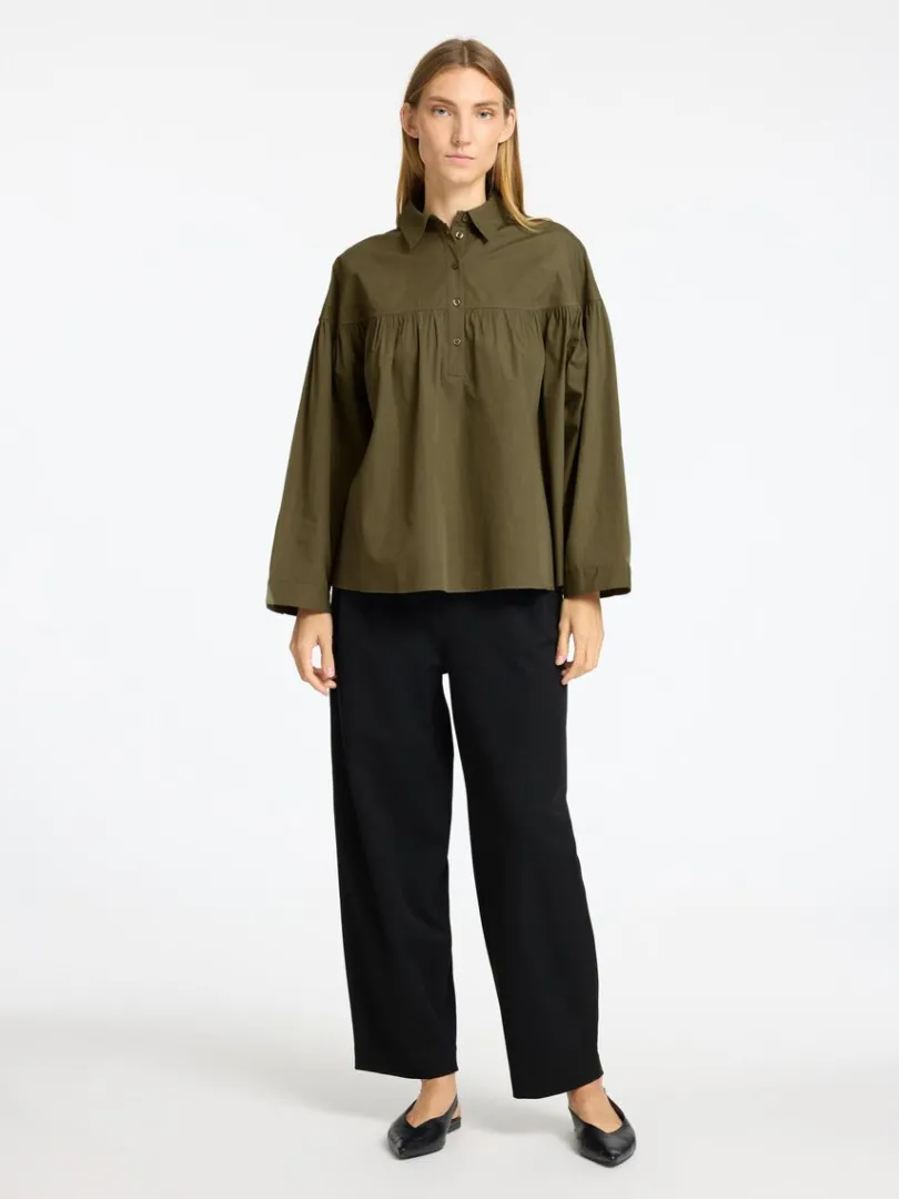 bomuld_langrmet_bluse_1.webp Skjorter>SELECTED 100% BOMULD LANGÆRMET BLUSE Green