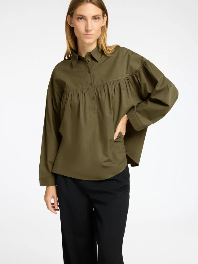 bomuld_langrmet_bluse_2.webp Skjorter>SELECTED 100% BOMULD LANGÆRMET BLUSE Green