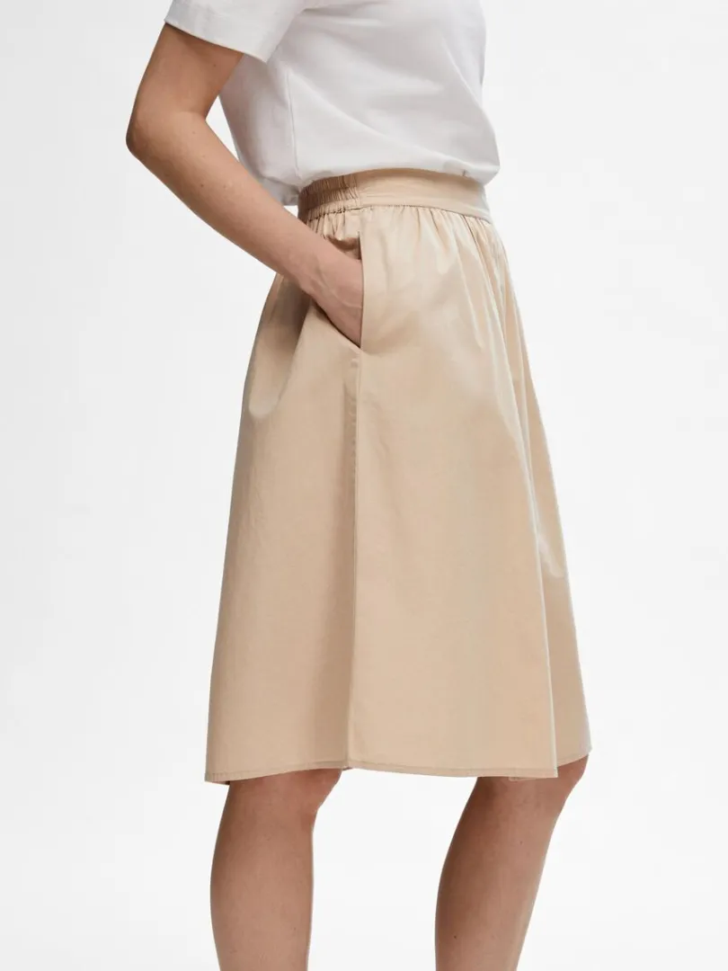 bomuld_midinederdel_4.webp Nederdele>SELECTED BOMULD MIDINEDERDEL Beige