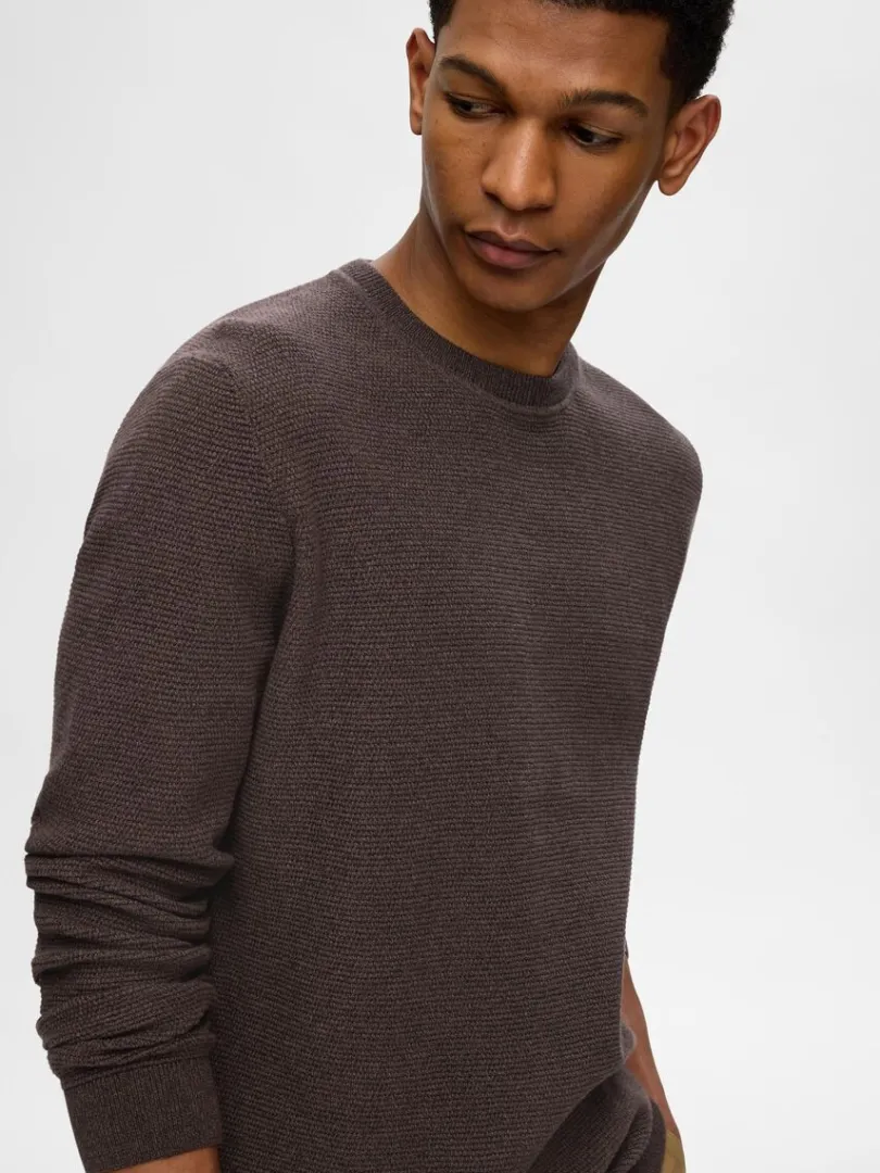 bomuld_sweater_med_rund__2-7.webp Strik>SELECTED 100% BOMULD SWEATER MED RUND HALS Brown