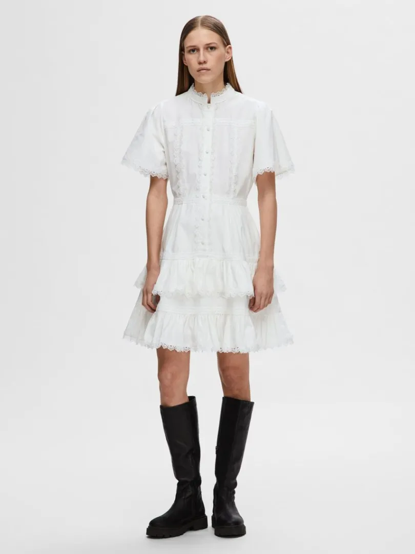 broderet_kort_kjole_1.webp Kjoler>SELECTED BRODERET KORT KJOLE White