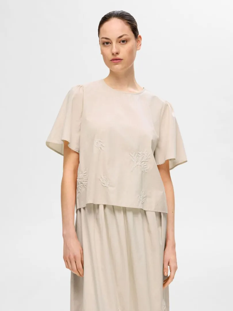 broderet_top_med_korte_rm_0.webp Toppe Og Bluser>SELECTED BRODERET TOP MED KORTE ÆRMER Beige