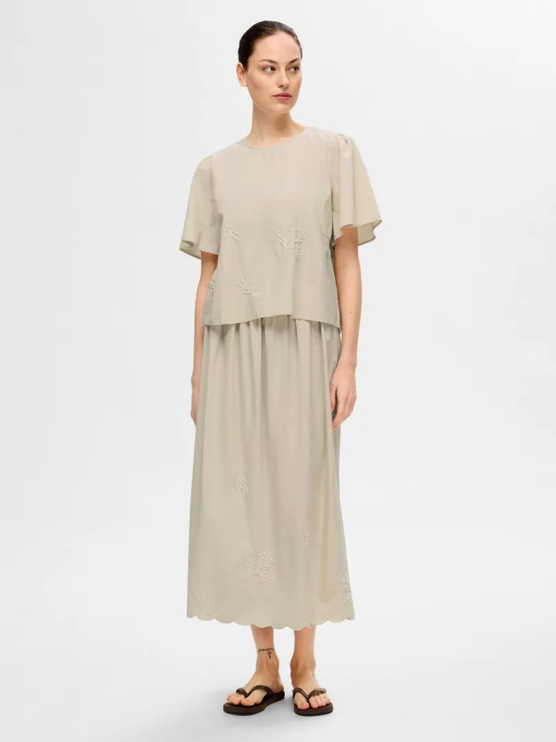 broderet_top_med_korte_rm_1.webp Toppe Og Bluser>SELECTED BRODERET TOP MED KORTE ÆRMER Beige