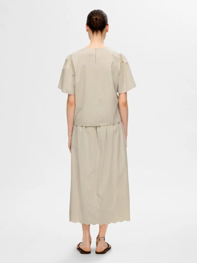 broderet_top_med_korte_rm_4.webp Toppe Og Bluser>SELECTED BRODERET TOP MED KORTE ÆRMER Beige