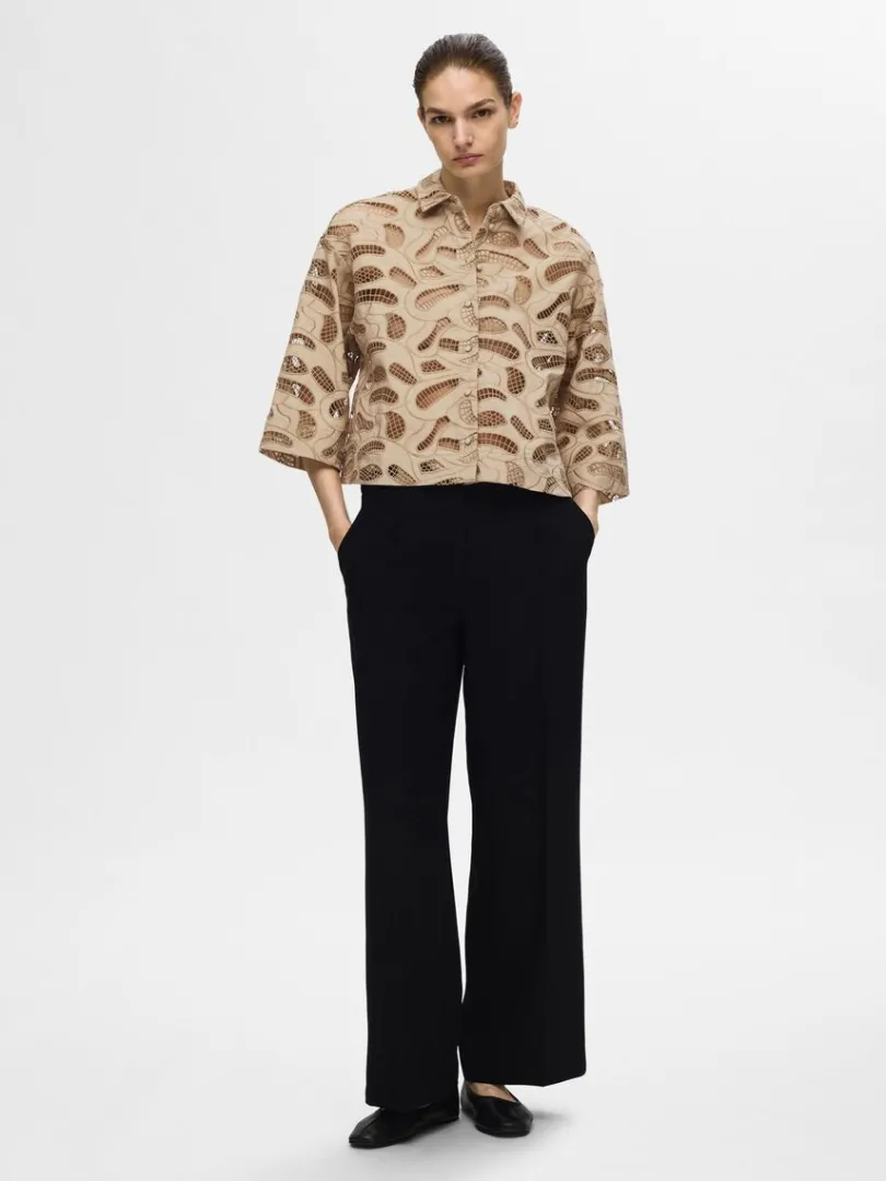 broderie_anglaise_cropped_1-1.webp Skjorter>SELECTED BRODERIE ANGLAISE CROPPED SKJORTE Beige
