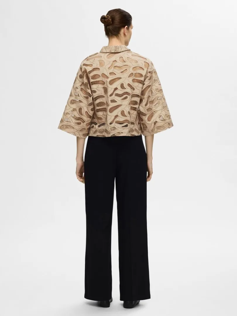 broderie_anglaise_cropped_4-1.webp Skjorter>SELECTED BRODERIE ANGLAISE CROPPED SKJORTE Beige