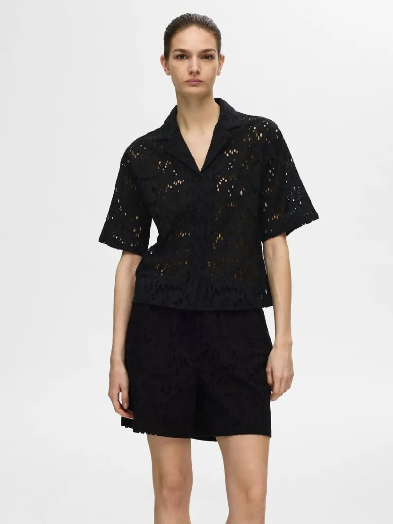 broderie_anglaise_kortrme_0-1.webp Skjorter>SELECTED BRODERIE ANGLAISE KORTÆRMET SKJORTE Black