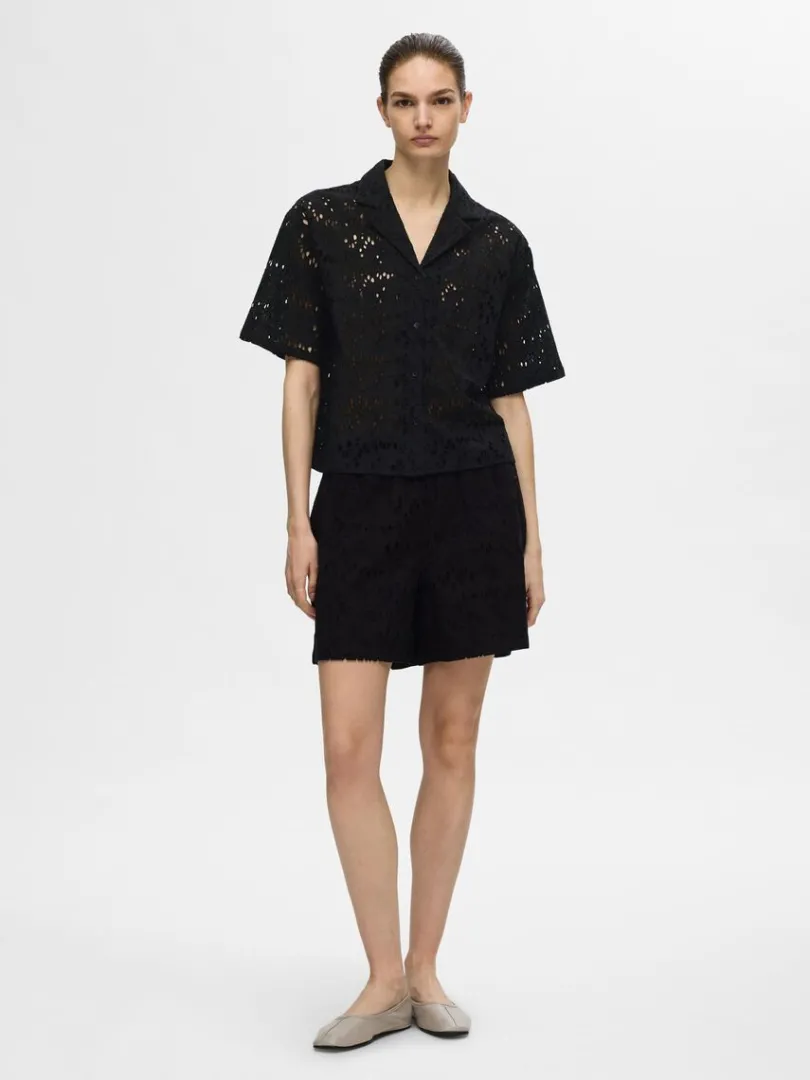 broderie_anglaise_kortrme_1-1.webp Skjorter>SELECTED BRODERIE ANGLAISE KORTÆRMET SKJORTE Black
