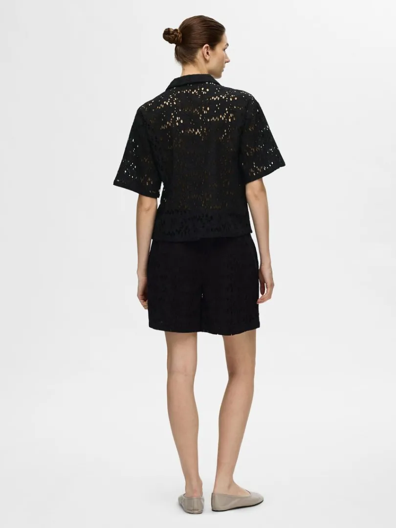 broderie_anglaise_kortrme_4-1.webp Skjorter>SELECTED BRODERIE ANGLAISE KORTÆRMET SKJORTE Black