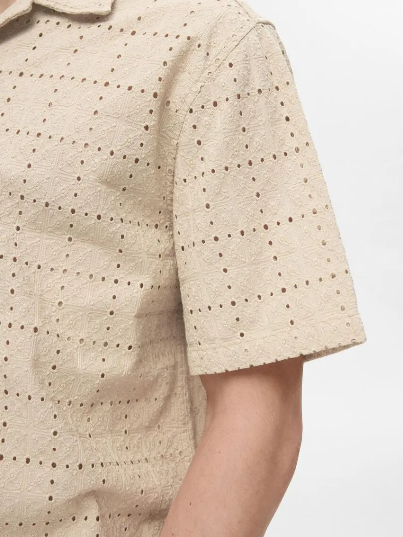 broderie_anglaise_kortrme_5-3.webp Skjorter>SELECTED BRODERIE ANGLAISE KORTÆRMET SKJORTE Beige