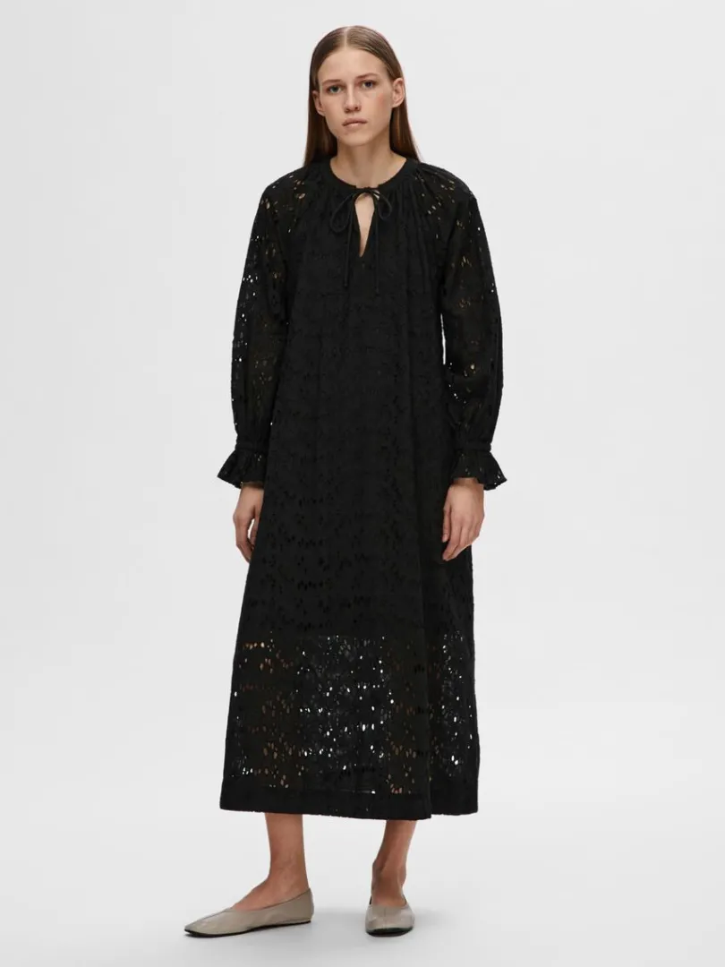 broderie_anglaise_maxikjo_1.webp Kjoler>SELECTED BRODERIE ANGLAISE MAXIKJOLE Black