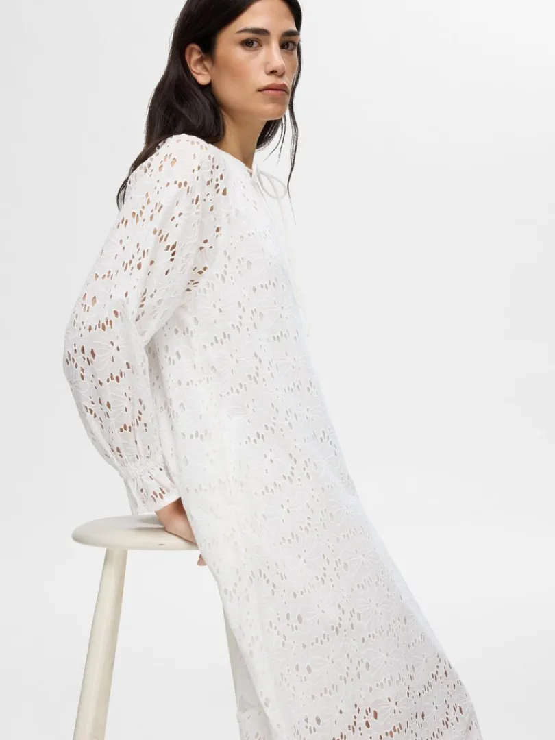 broderie_anglaise_maxikjo_2-1.webp Kjoler>SELECTED BRODERIE ANGLAISE MAXIKJOLE White