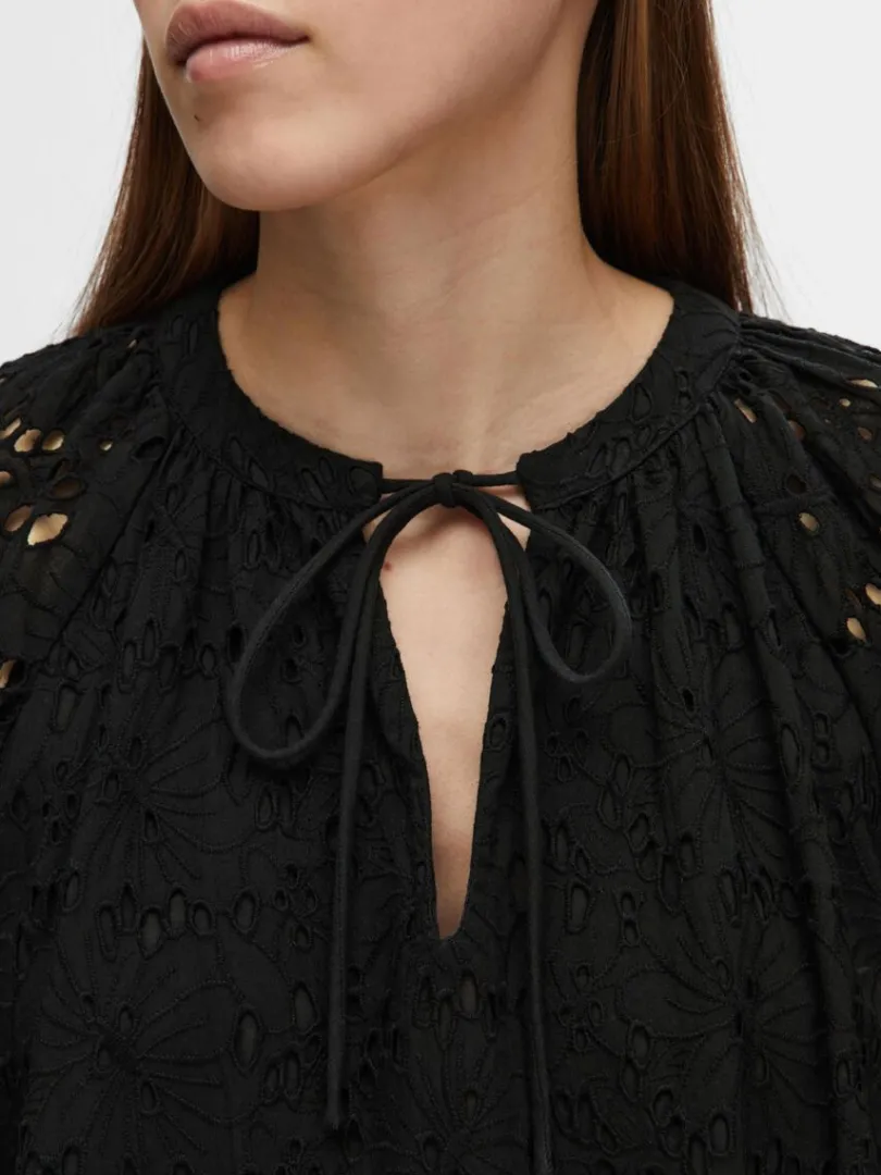 broderie_anglaise_maxikjo_3.webp Kjoler>SELECTED BRODERIE ANGLAISE MAXIKJOLE Black