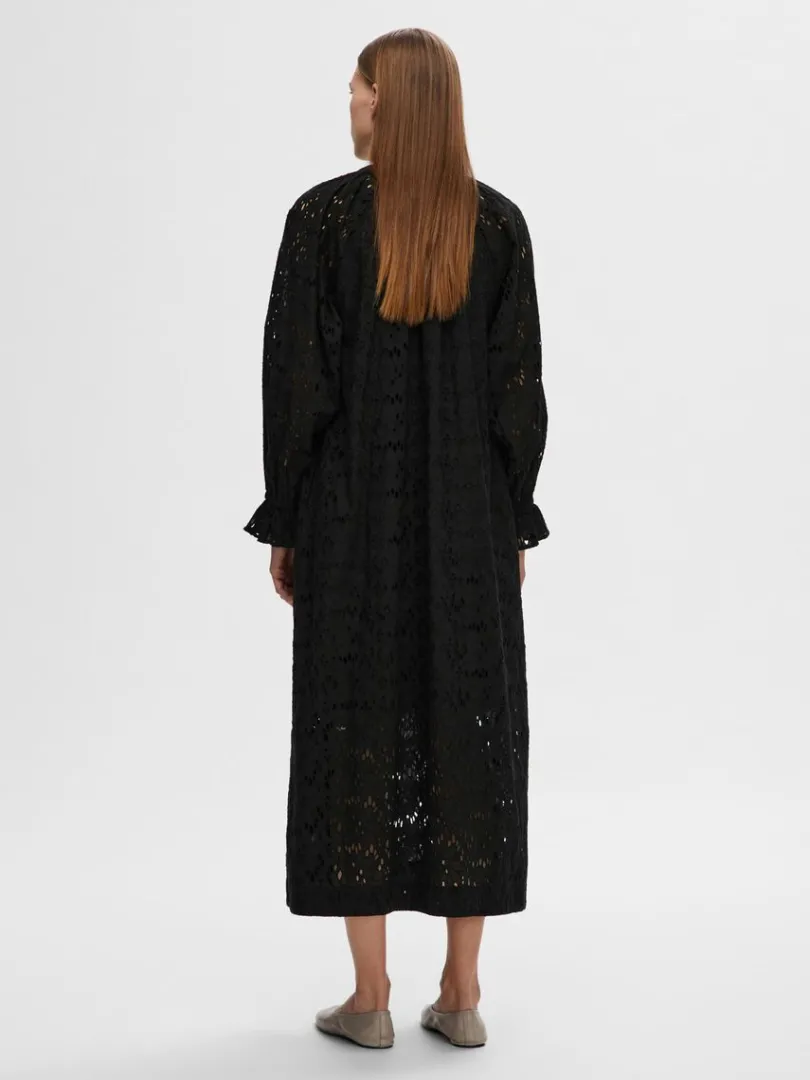 broderie_anglaise_maxikjo_4.webp Kjoler>SELECTED BRODERIE ANGLAISE MAXIKJOLE Black