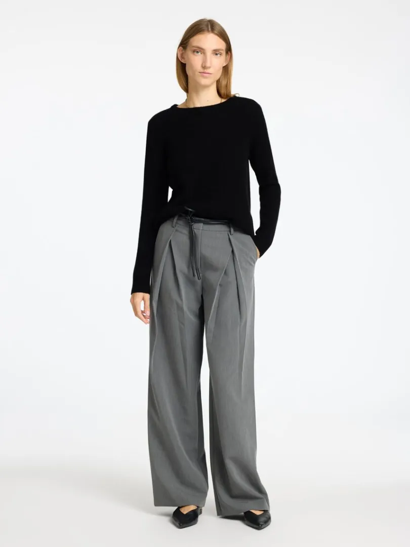 cashmere_striktrje_1-2.webp Strik>SELECTED 100% CASHMERE STRIKTRØJE Black