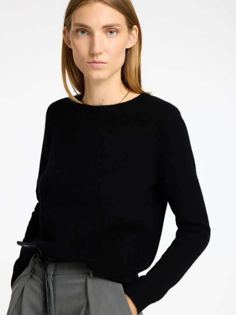 cashmere_striktrje_3-2.webp Strik>SELECTED 100% CASHMERE STRIKTRØJE Black