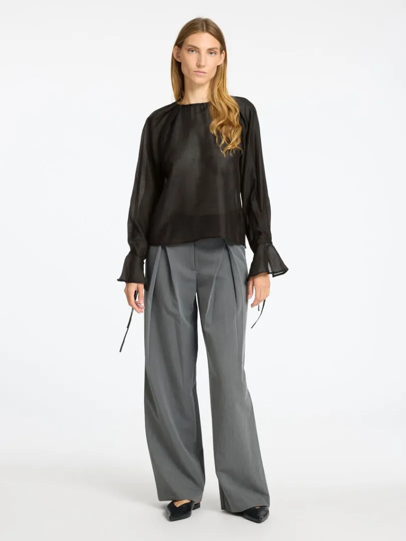 detaljeret_langrmet_bluse_1.webp Toppe Og Bluser>SELECTED DETALJERET LANGÆRMET BLUSE Black