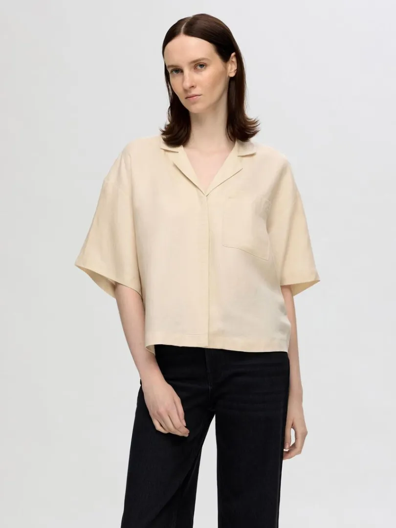 firkantet_kortrmet_skjort_0.webp Skjorter>SELECTED FIRKANTET KORTÆRMET SKJORTE Beige