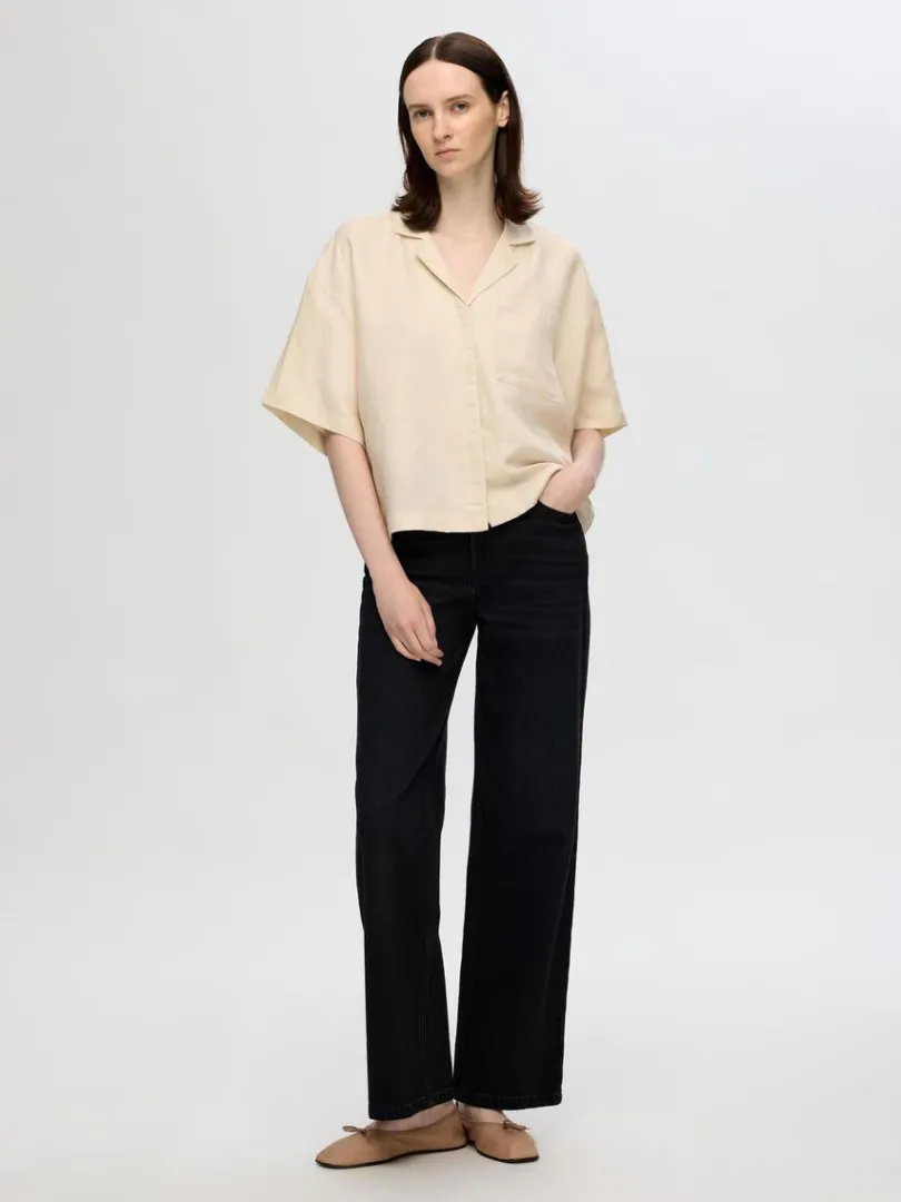 firkantet_kortrmet_skjort_1.webp Skjorter>SELECTED FIRKANTET KORTÆRMET SKJORTE Beige