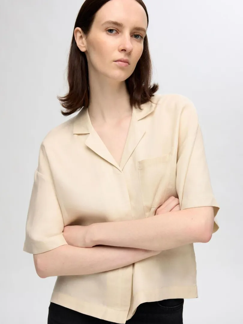 firkantet_kortrmet_skjort_2.webp Skjorter>SELECTED FIRKANTET KORTÆRMET SKJORTE Beige