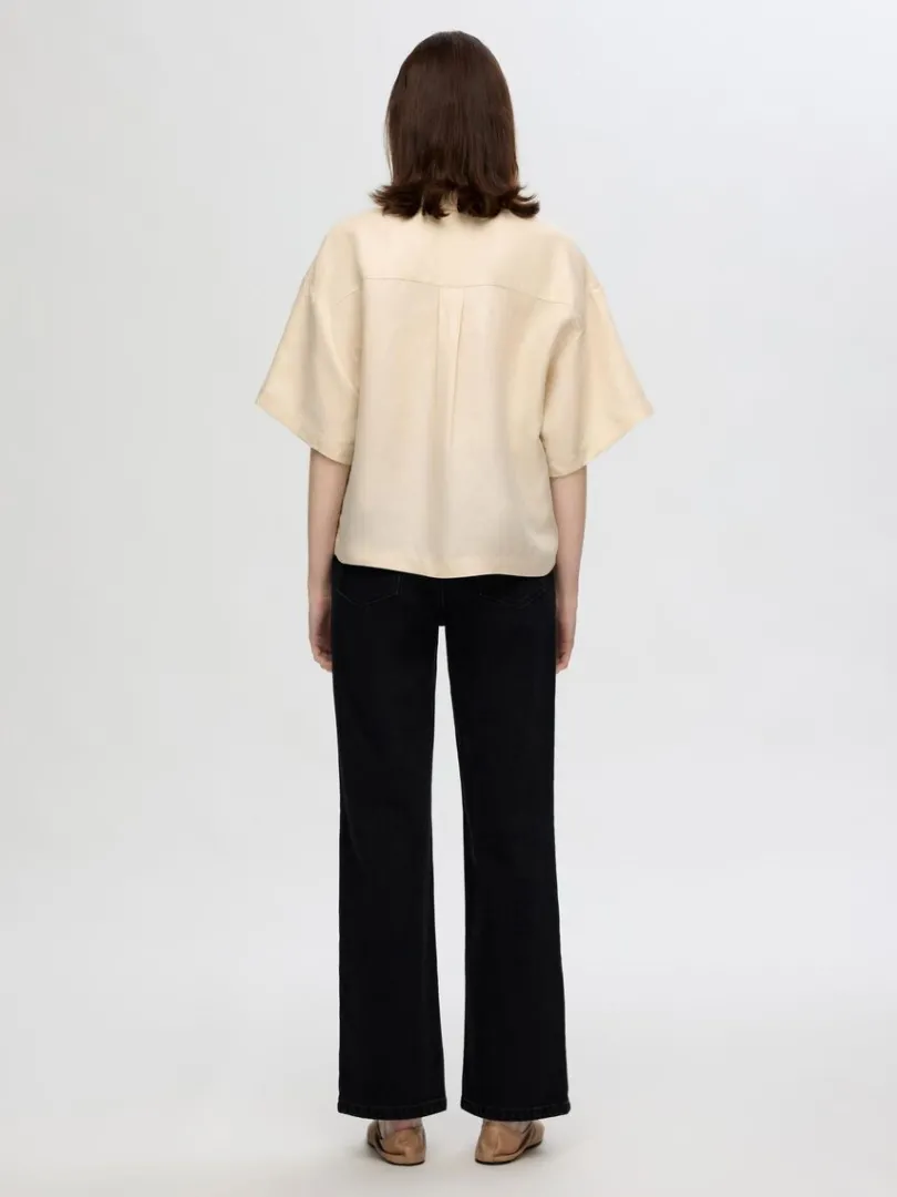 firkantet_kortrmet_skjort_4.webp Skjorter>SELECTED FIRKANTET KORTÆRMET SKJORTE Beige