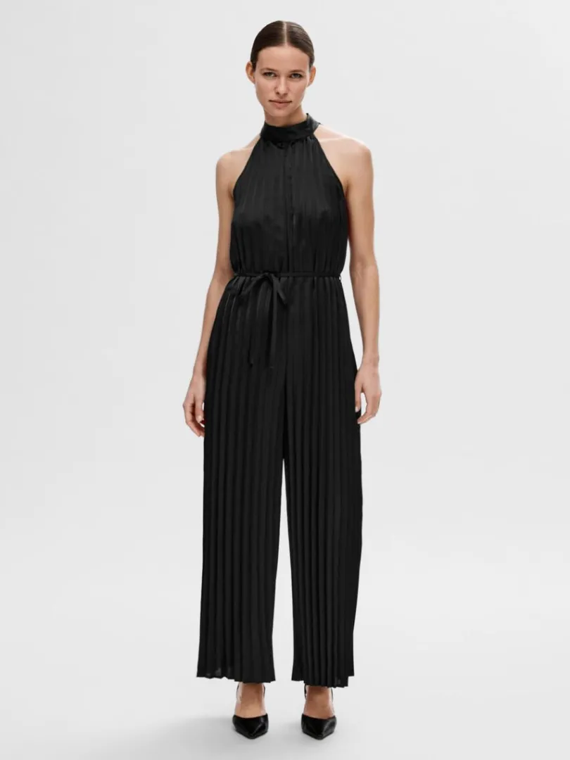 halterneck_plisseret_buks_1.webp Kjoler>SELECTED HALTERNECK PLISSERET BUKSEDRAGT Black