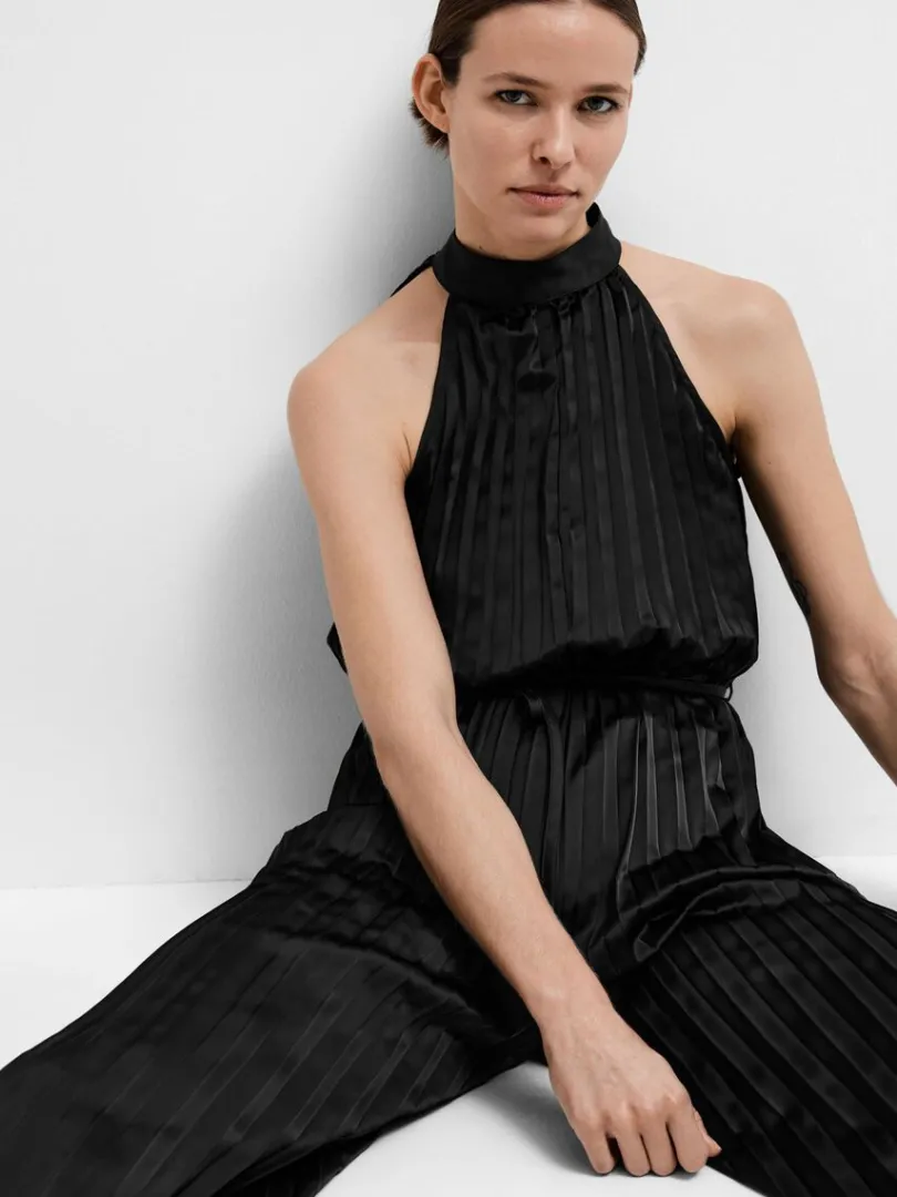 halterneck_plisseret_buks_2.webp Kjoler>SELECTED HALTERNECK PLISSERET BUKSEDRAGT Black