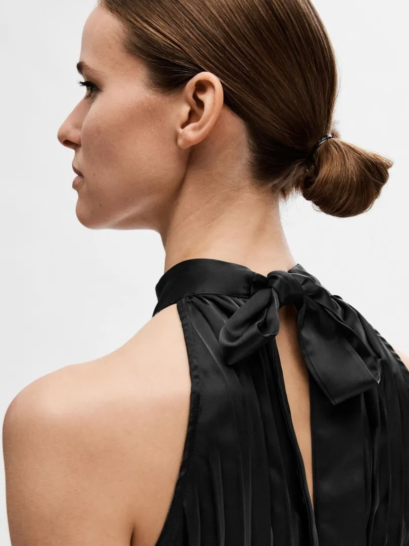 halterneck_plisseret_buks_3.webp Kjoler>SELECTED HALTERNECK PLISSERET BUKSEDRAGT Black