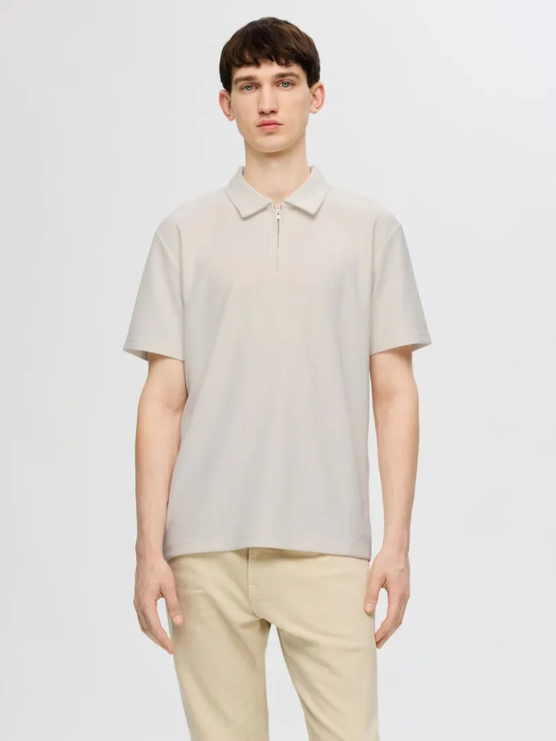 halv_lynls_pliss_polo_0.webp Poloer>SELECTED HALV LYNLÅS PLISSÉ POLO Beige
