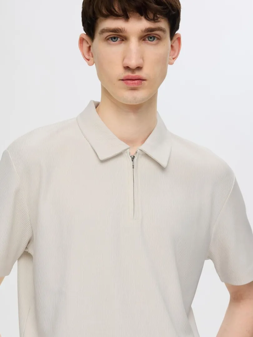 halv_lynls_pliss_polo_2.webp Poloer>SELECTED HALV LYNLÅS PLISSÉ POLO Beige
