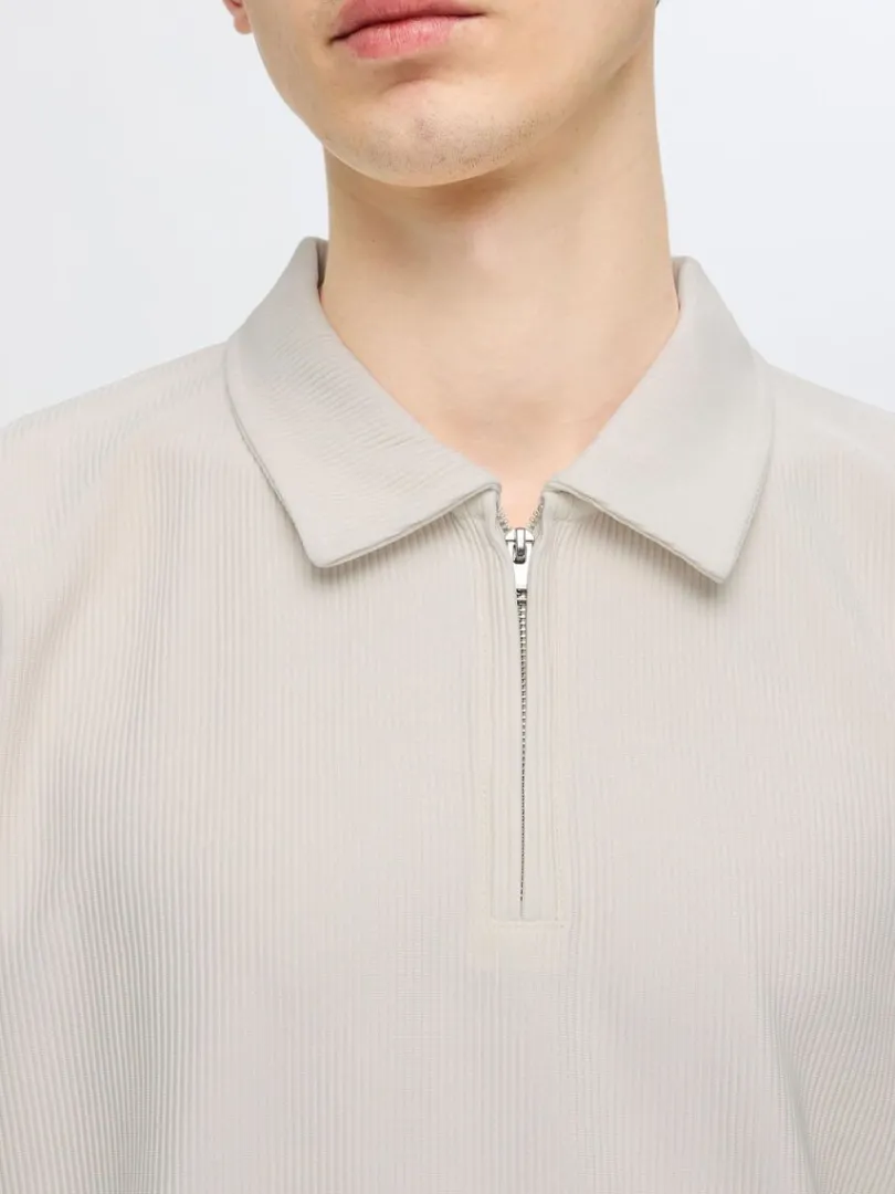 halv_lynls_pliss_polo_4.webp Poloer>SELECTED HALV LYNLÅS PLISSÉ POLO Beige