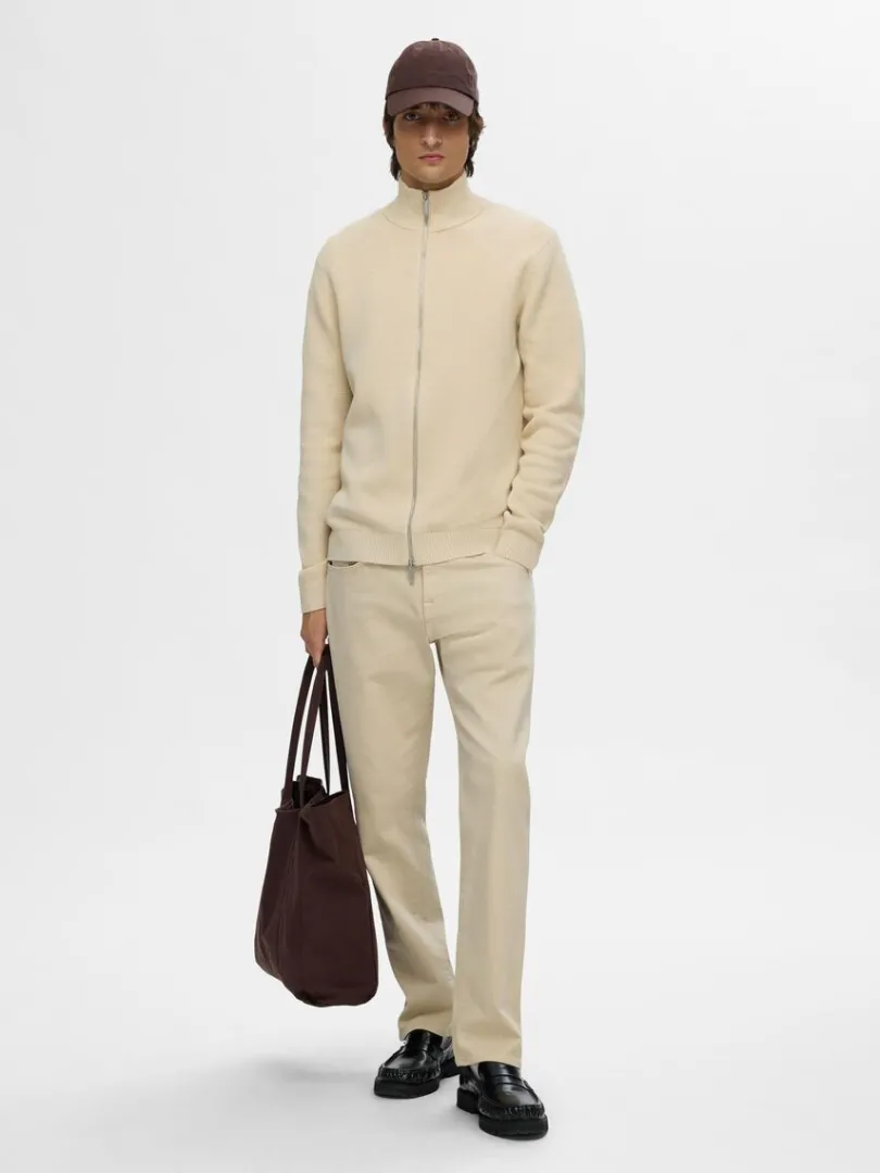 hj_hals_med_lynls_strikke_1-3.webp Strik>SELECTED HØJ HALS MED LYNLÅS STRIKKET CARDIGAN Beige