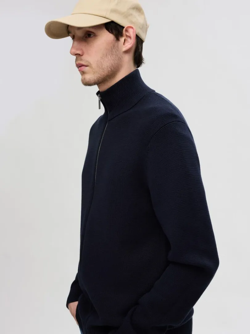 hj_hals_med_lynls_strikke_2-2.webp Strik>SELECTED HØJ HALS MED LYNLÅS STRIKKET CARDIGAN Blue