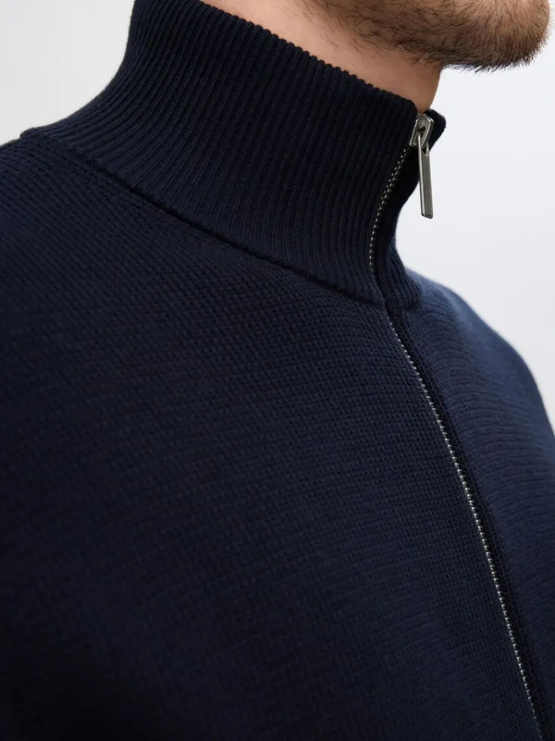 hj_hals_med_lynls_strikke_3-1.webp Strik>SELECTED HØJ HALS MED LYNLÅS STRIKKET CARDIGAN Blue