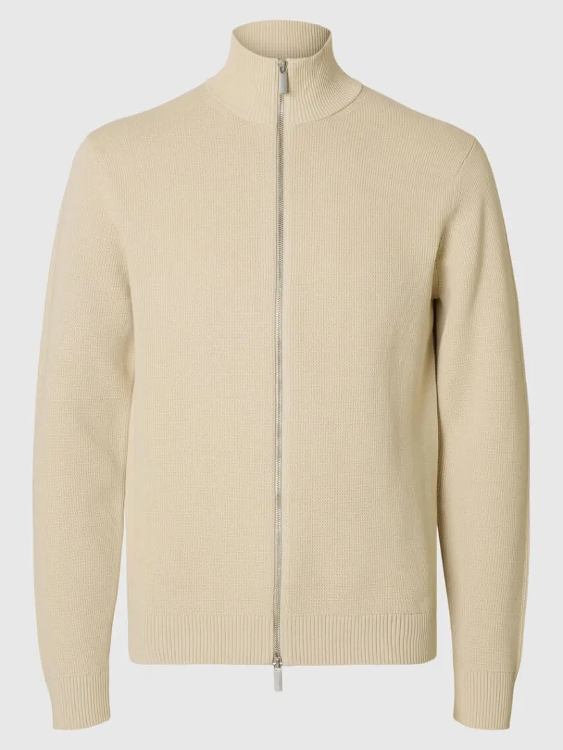 hj_hals_med_lynls_strikke_4-2.webp Strik>SELECTED HØJ HALS MED LYNLÅS STRIKKET CARDIGAN Beige