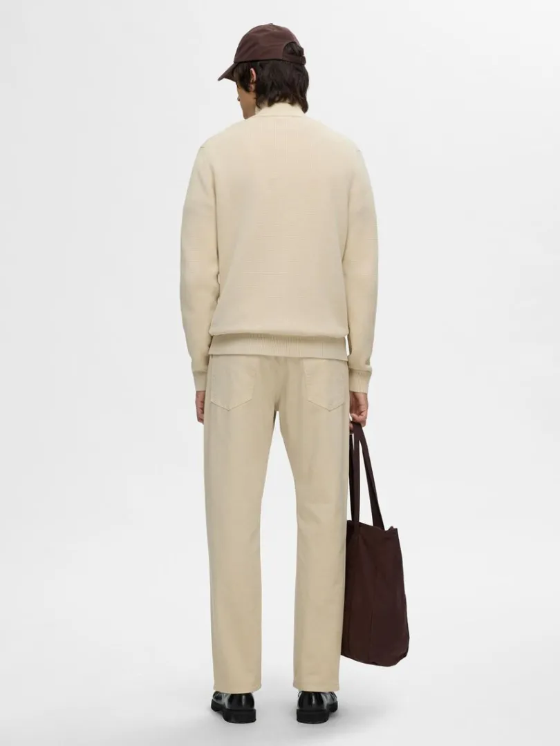 hj_hals_med_lynls_strikke_5-2.webp Strik>SELECTED HØJ HALS MED LYNLÅS STRIKKET CARDIGAN Beige
