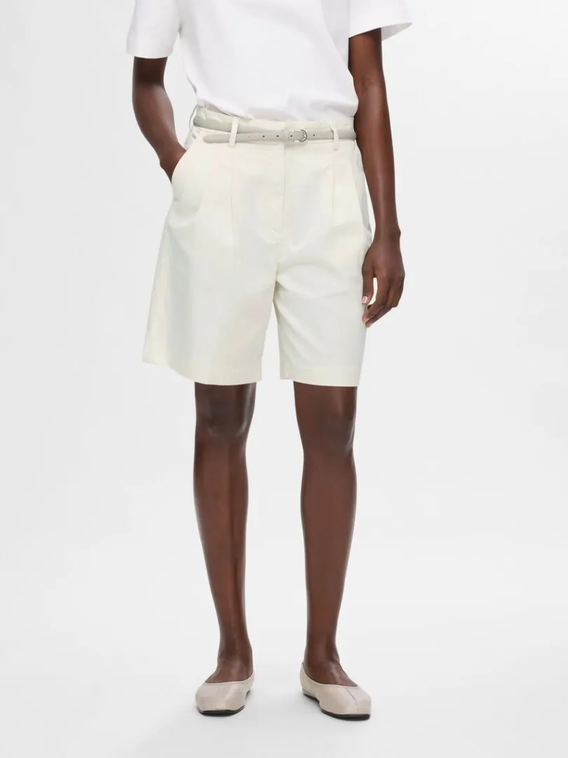 hjtaljet_chinoshorts_1.webp Shorts>SELECTED HØJTALJET CHINOSHORTS Beige