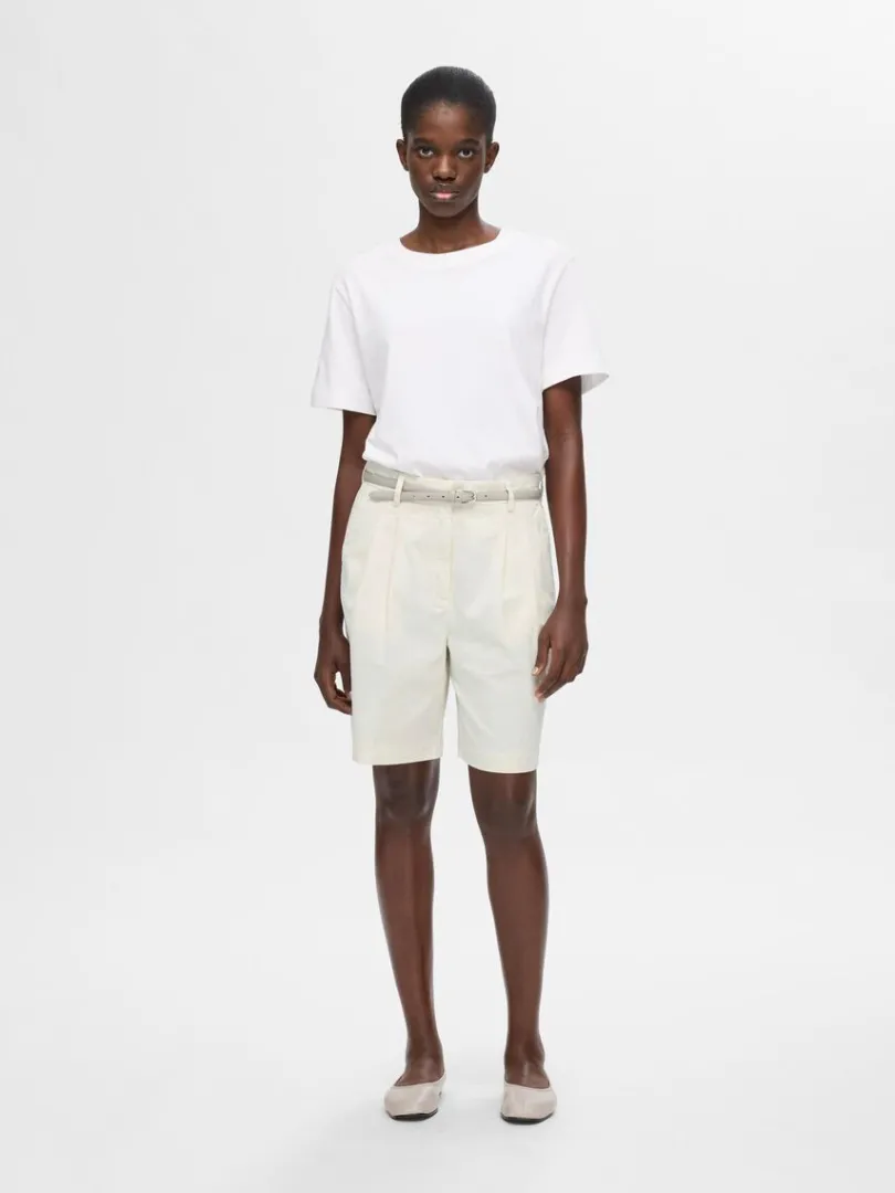 hjtaljet_chinoshorts_2.webp Shorts>SELECTED HØJTALJET CHINOSHORTS Beige
