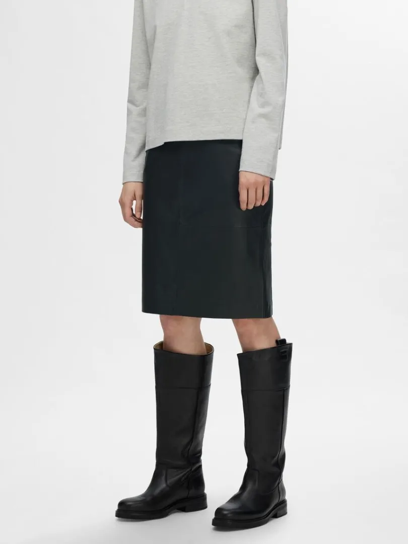 hjtaljet_ldernederdel_2.webp Nederdele>SELECTED HØJTALJET LÆDERNEDERDEL Black