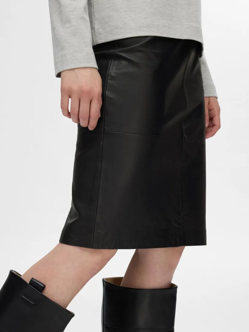 hjtaljet_ldernederdel_5.webp Nederdele>SELECTED HØJTALJET LÆDERNEDERDEL Black