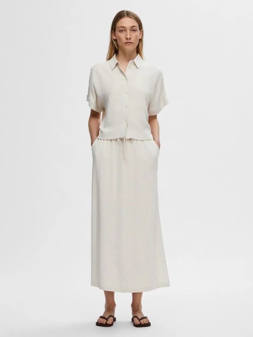 hjtaljet_maxinederdel_2-2.webp Nederdele>SELECTED HØJTALJET MAXINEDERDEL Beige